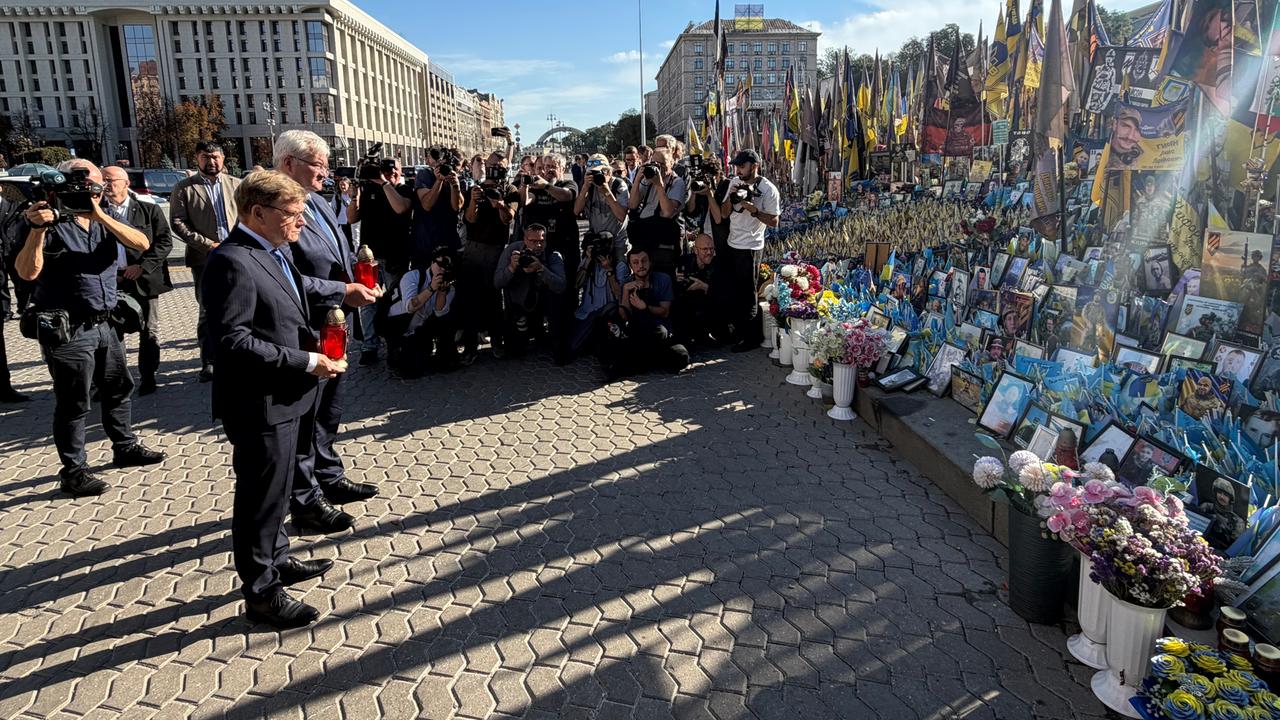 Bundesaußenminister Johann Wadephul (CDU, vorne) stellt zusammen mit dem ukrainischen Außenminister Andrij Sybiha Kerzen auf dem Maidan an der nationalen Gedenkstätte für die ukrainischen Gefallenen auf.