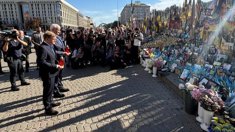 Bundesaußenminister Johann Wadephul (CDU, vorne) stellt zusammen mit dem ukrainischen Außenminister Andrij Sybiha Kerzen auf dem Maidan an der nationalen Gedenkstätte für die ukrainischen Gefallenen auf.