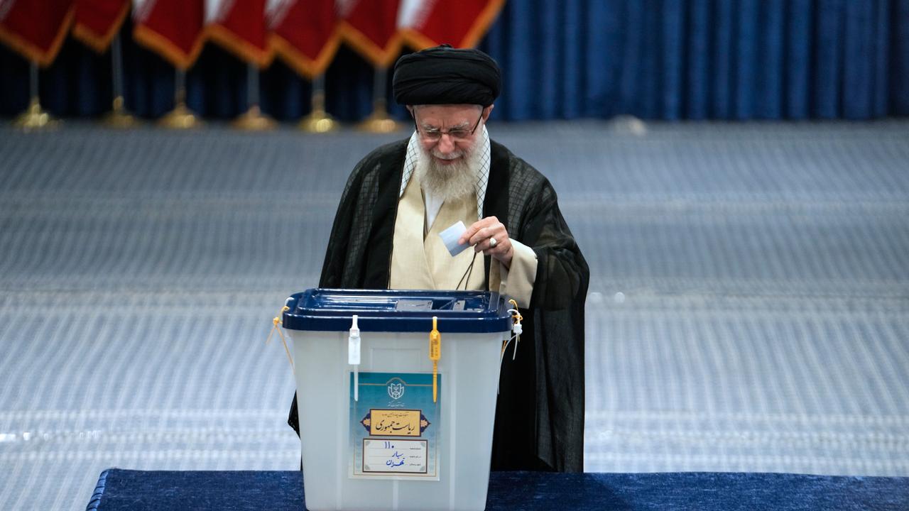 Ayatollah Ali Khamenei wirft am 28.06.2024 seinen Wahlzettel in die Urne