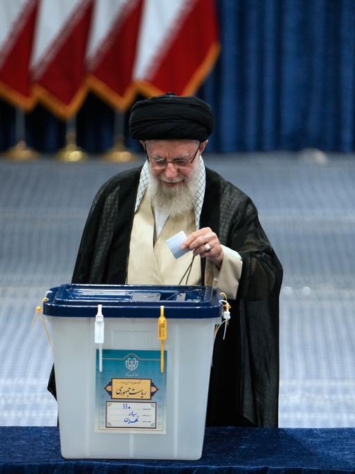 Ayatollah Ali Khamenei wirft am 28.06.2024 seinen Wahlzettel in die Urne