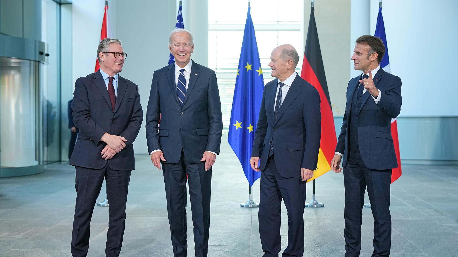 Keir Starmer (l-r), Premierminister von Großbritannien, US-Präsident Joe Biden, Bundeskanzler Olaf Scholz (SPD) und Emmanuel Macron, Präsident von Frankreich, stehen im Kanzleramt zusammen.