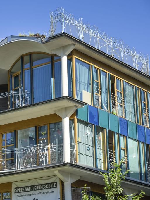 Die Spreewaldgrundschule in Berlin-Schöneberg, gebaut von Architekt Hinrich Baller. 