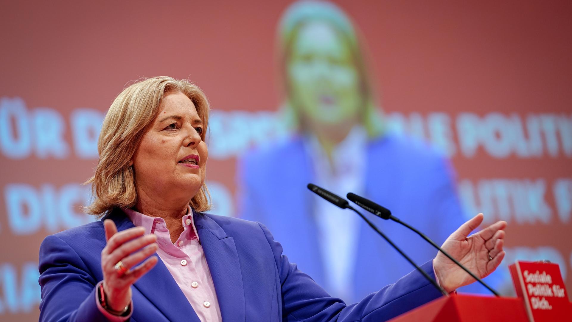 Bärbel Bas (SPD), Bundesministerin für Arbeit und Soziales, spricht beim SPD-Bundesparteitag zu den Delegierten auf einer Bühne. Vor ihr sind zwei Mikrofone erkennbar. Bärbel Bas (SPD), Bundesministerin für Arbeit und Soziales, spricht beim SPD-Bundesparteitag zu den Delegierten auf einer Bühne. Vor ihr sind zwei Mikrofone erkennbar.