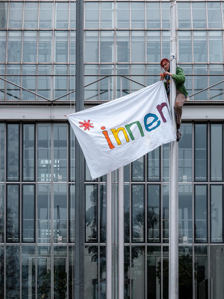 Vor der Bayerischen Staatskanzlei in München hissen Protestierende an Fahnenmasten ein Banner mit der Aufschift "*innen". Vor der Bayerischen Staatskanzlei in München hissen Protestierende an Fahnenmasten ein Banner mit der Aufschift "*innen".