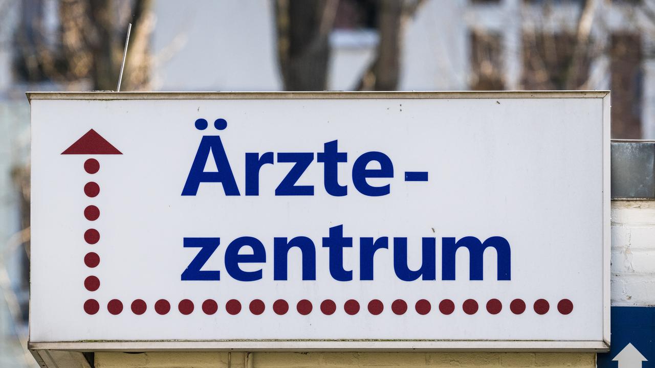 Ein Schild zeigt in Weissensee den Weg zum Ärztezentrum.