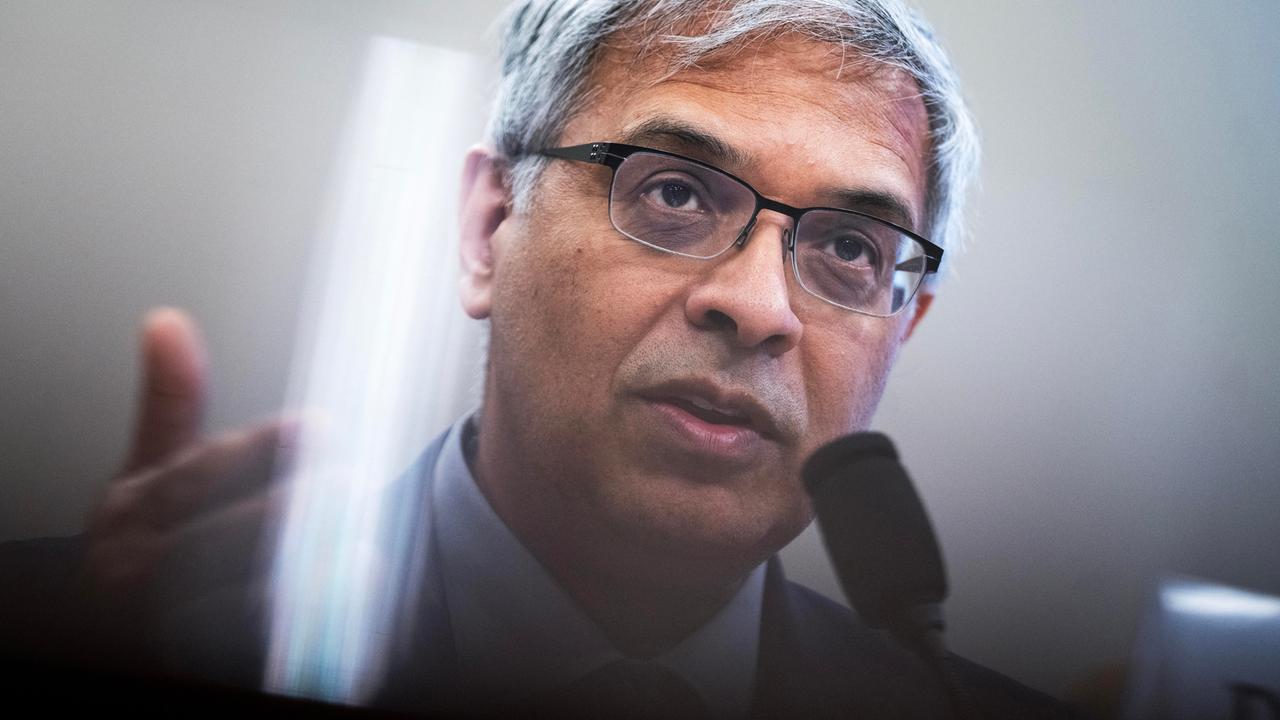 Ein Mann mit Brille spricht, vor ihm ist ein Mikrofon. Es ist Jay Bhattacharya.