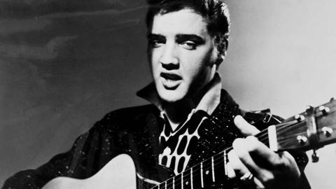 Elvis Presley mit Gitarre