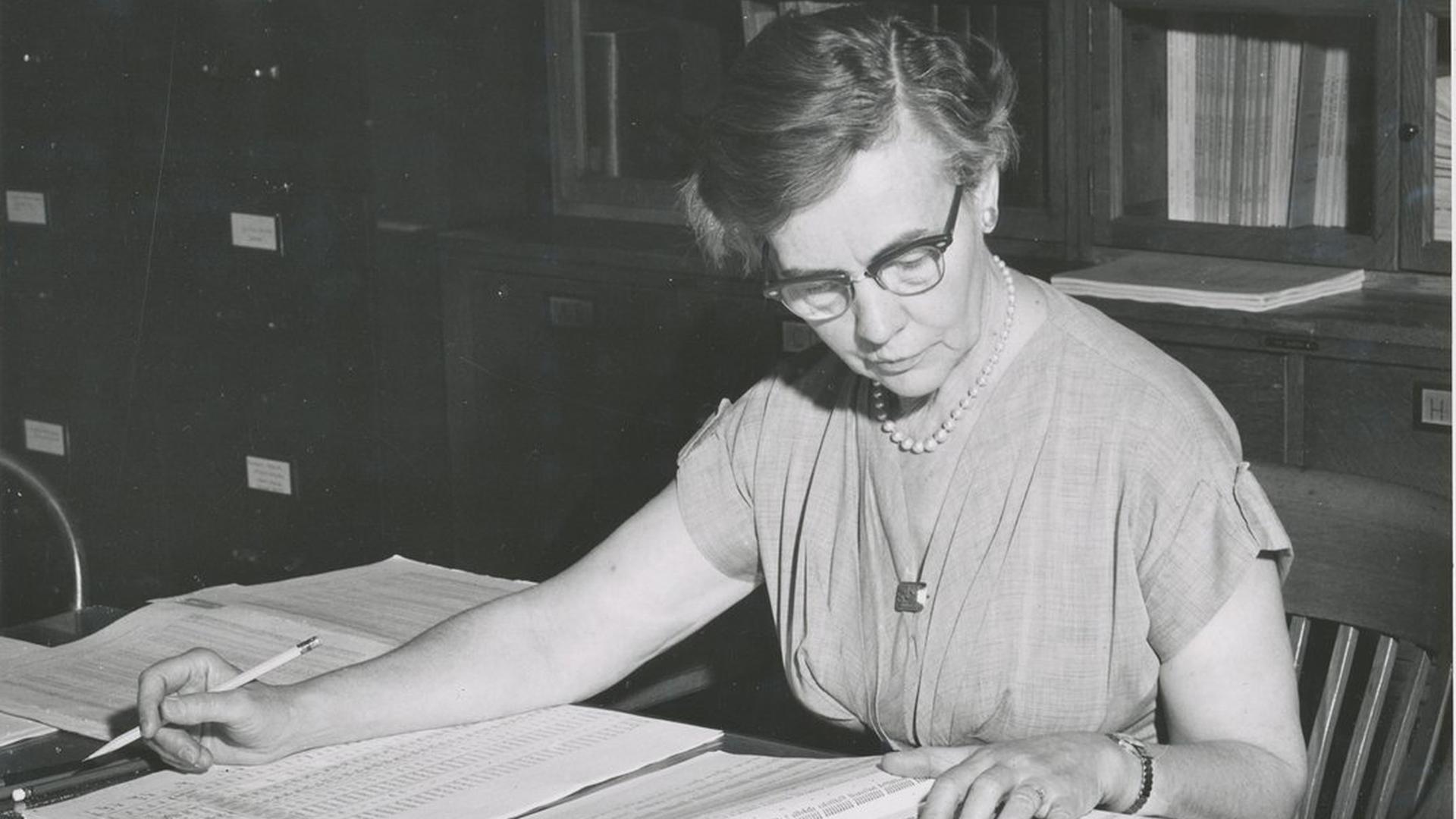 Eine der großen Astronominnen des 20. Jahrhunderts: Charlotte Moore Sitterly (1898-1990) in einer undatierten Aufnahme.
Eine der großen Astronominnen des 20. Jahrhunderts: Charlotte Moore Sitterly (1898-1990) in einer undatierten Aufnahme.