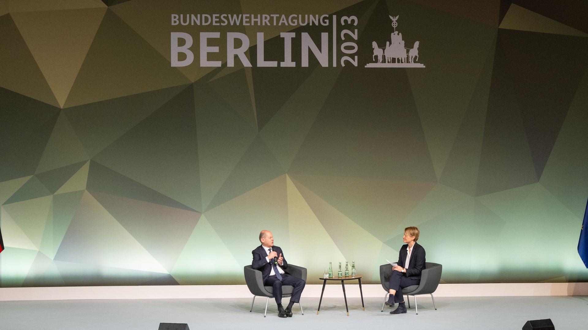 Berlin: Bundeskanzler Olaf Scholz (l, SPD) spricht beim Abschluss einer zweitägigen Bundeswehrtagung mit Moderatorin Jana Puglierin, Wissenschaftliche Mitarbeiterin im Bundestag.