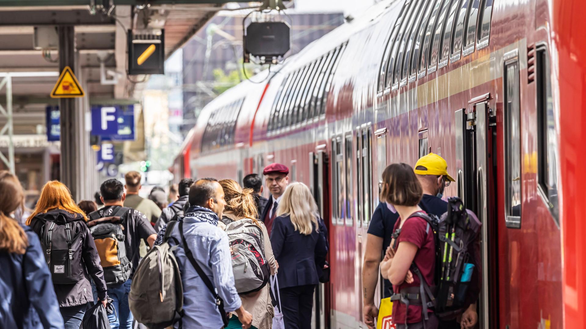 Am Hauptbahnhof Stuttgart bescherte das 9-Euro-Ticket der Bahn im Juni 1922 ein starkes Aufkommen an Fahrgästen, we hier beim RE 5 Regionalexpress 5 nach Ulm.