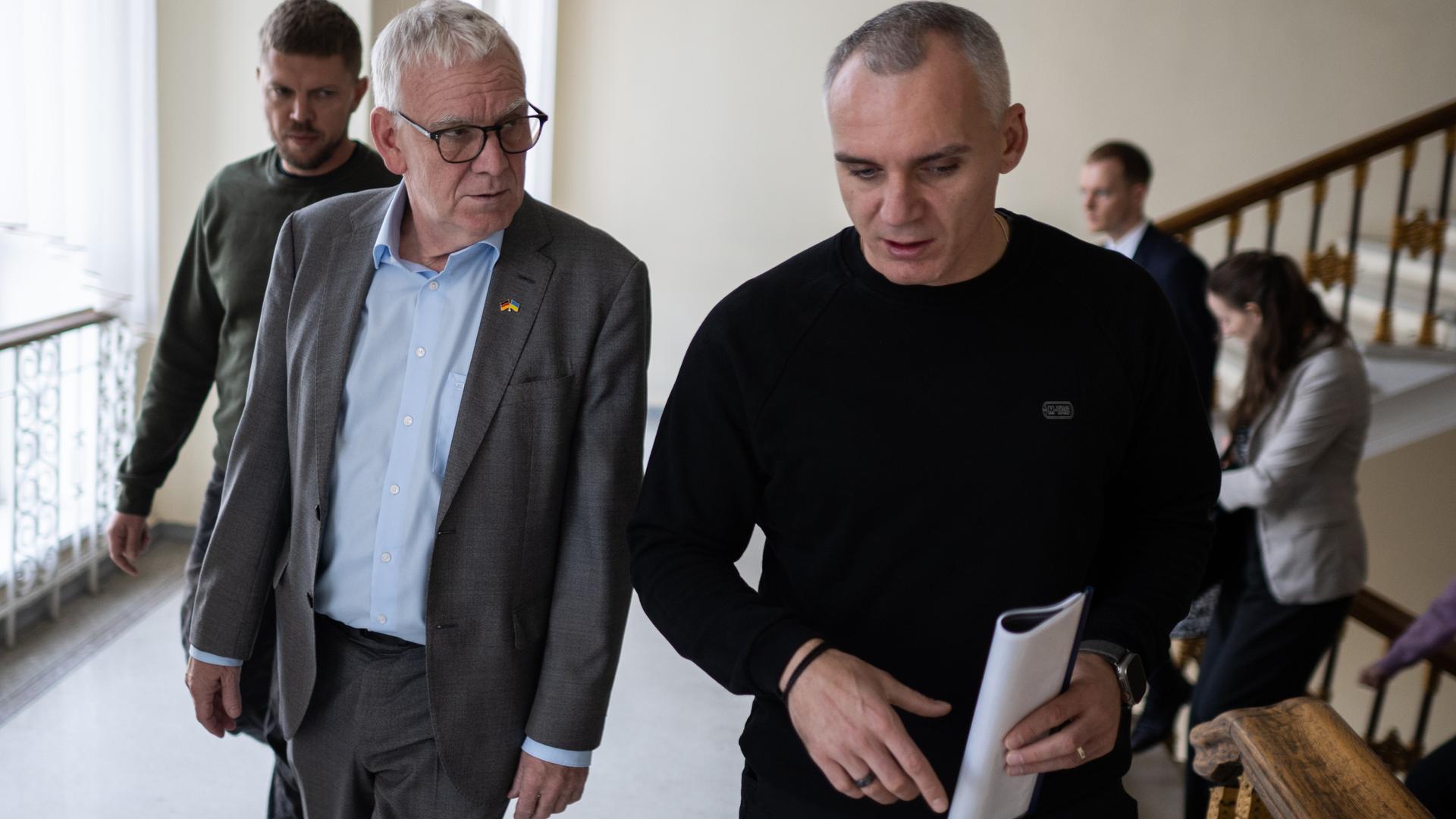 Jochen Flasbarth (SPD, l), Entwicklungsstaatssekretär, und Oleksandr Sienkevych, Bürgermeister von Mykolajiw, gehen durch das Treppenhaus des Rathauses. Jochen Flasbarth (SPD, l), Entwicklungsstaatssekretär, und Oleksandr Sienkevych, Bürgermeister von Mykolajiw, gehen durch das Treppenhaus des Rathauses.