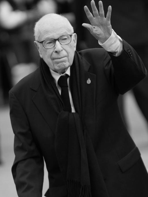 Oviedo, SPAIN: Peter Brook greets the people who attended the surroundings of the Campoamor Theater during the ceremony of the Princess of Asturias Awards 2019 at the Campoamor Theater in Oviedo, Spain on October 18, 2019. (Photo by Alberto Brevers/Pacific Press)