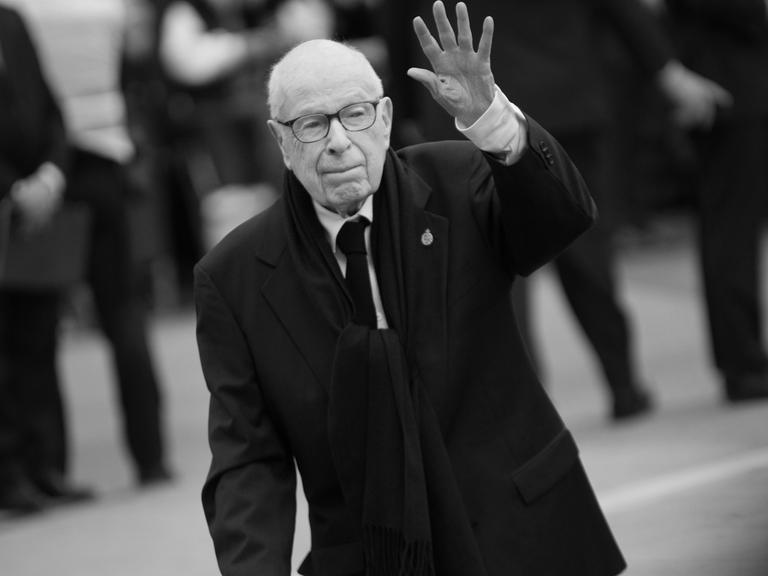 Oviedo, SPAIN: Peter Brook greets the people who attended the surroundings of the Campoamor Theater during the ceremony of the Princess of Asturias Awards 2019 at the Campoamor Theater in Oviedo, Spain on October 18, 2019. (Photo by Alberto Brevers/Pacific Press)