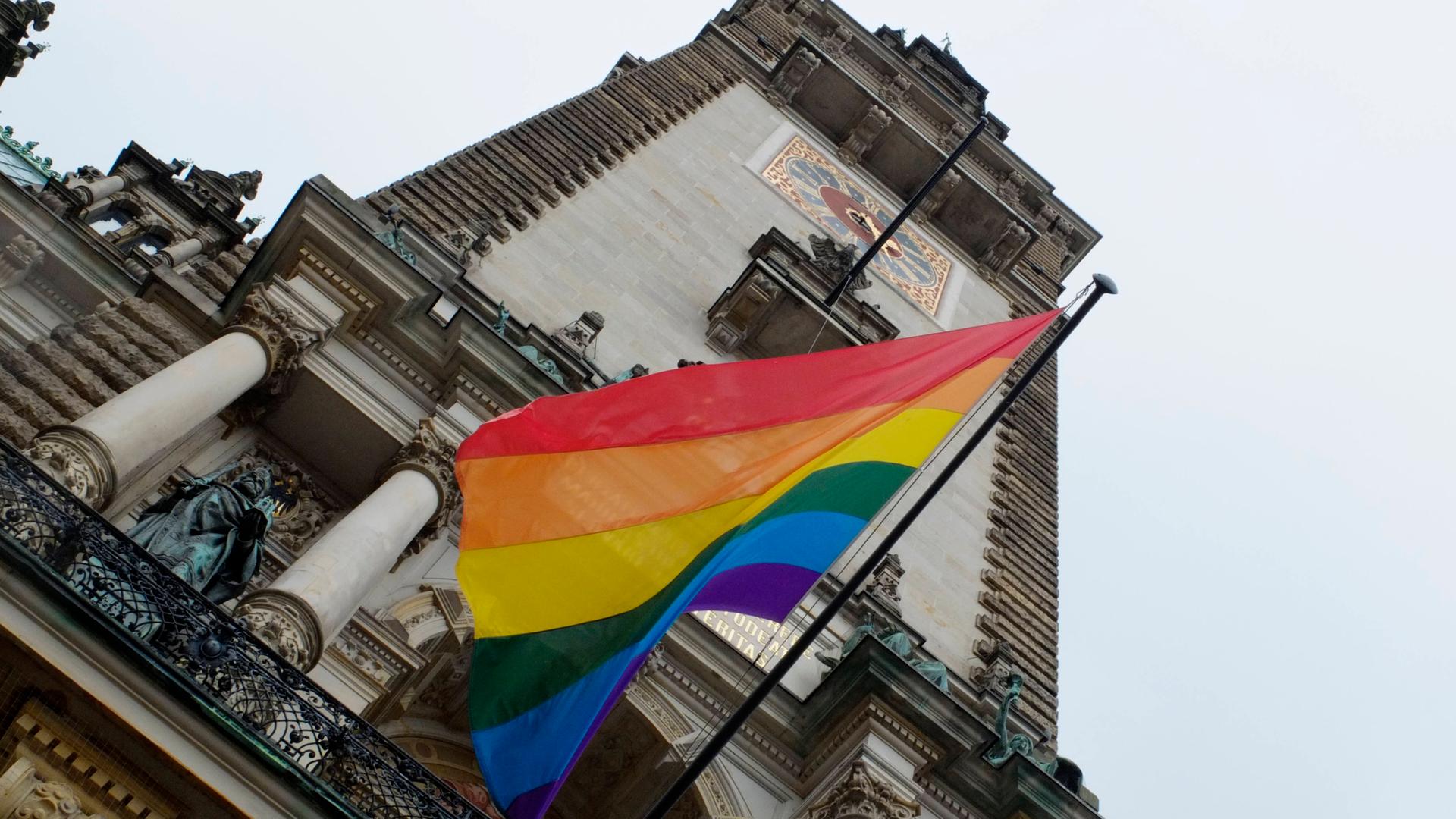 Die Regenbogenflagge weht anlässlich der Pride-Week und des CSD Hamburg vor Hamburger Rathaus.
