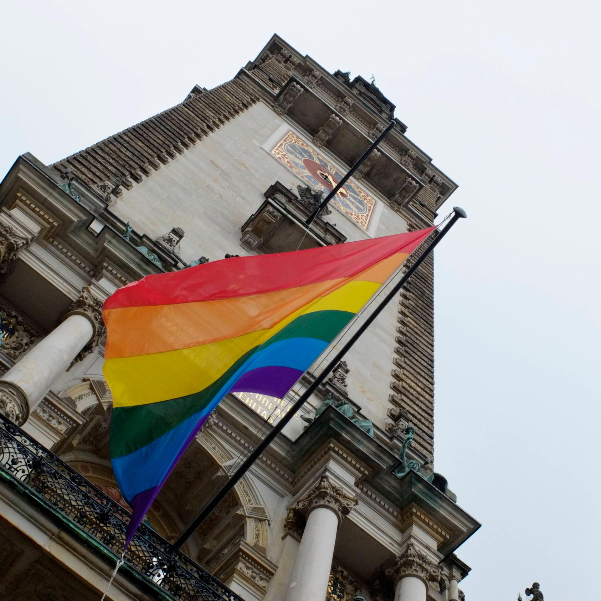 Die Regenbogenflagge weht anlässlich der Pride-Week und des CSD Hamburg vor Hamburger Rathaus.