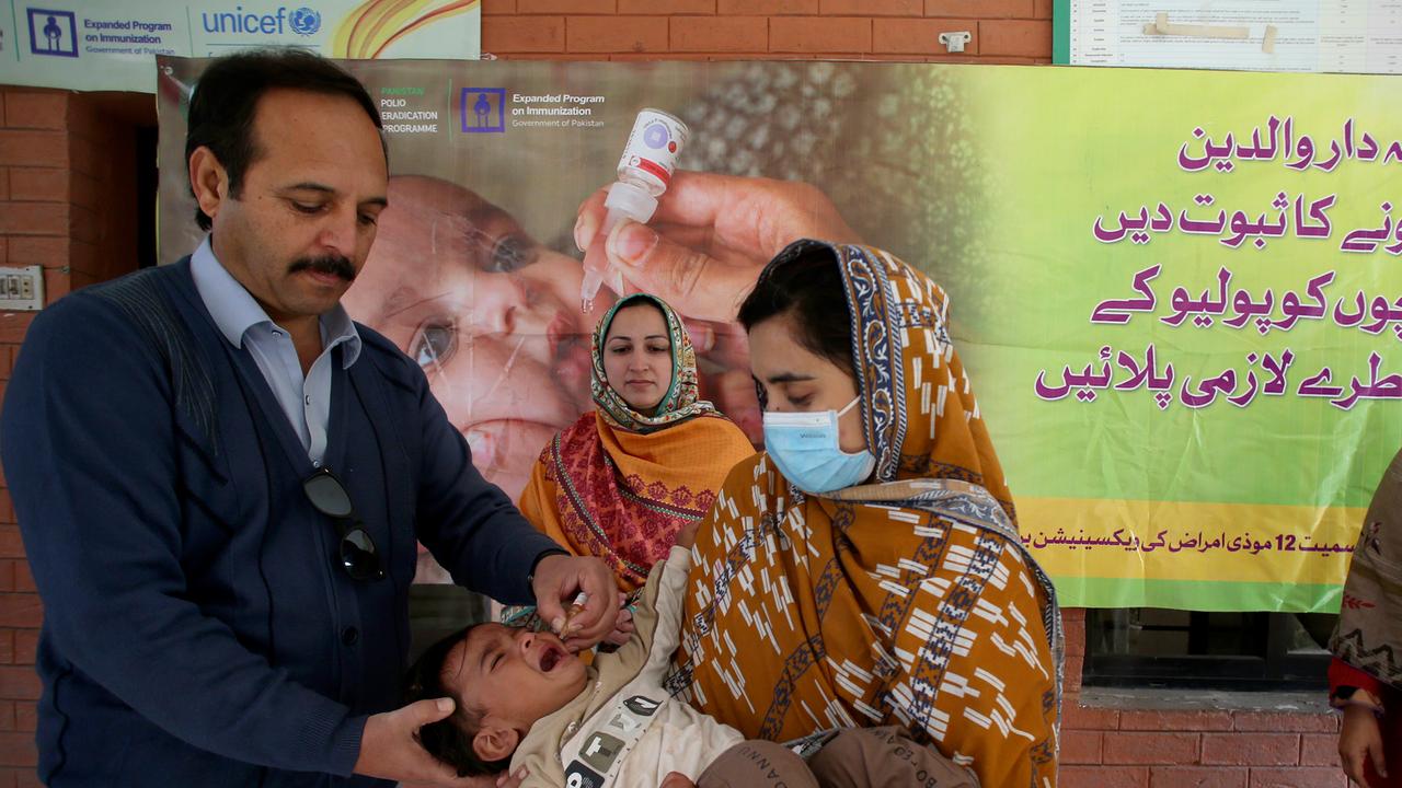 Ein Gesundheitsarbeiter verabreicht einem Kind in einem Gesundheitszentrum im pakistanischen Peschawar einen Polio-Impfstoff.