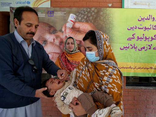 Ein Gesundheitsarbeiter verabreicht einem Kind in einem Gesundheitszentrum einen Polio-Impfstoff in Peschawar, Pakistan.