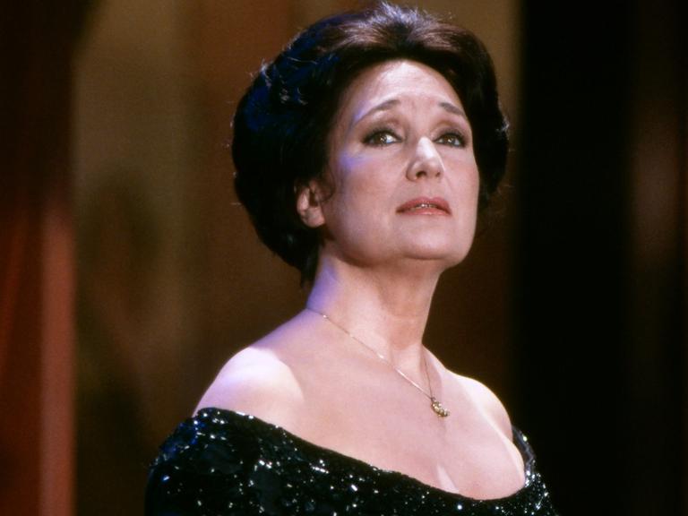 Edda Moser, berühmte deutsche Opernsängerin, Sopranistin, Ruhm erlangte sie auch durch ihre Königin-der-Nacht-Arie aus Mozarts Zauberflöte, diese Aufnahme befindet sich in der Raumsonde Voyager 2 und reist seit Jahrzehnten durchs All, Portrait 1994. Edda Moser, famous German opera singer, soprano, she also gained fame for her Queen of the Night aria from Mozart's Magic Flute, this recording is in the Voyager 2 space probe and has been travelling through space for decades, portrait 1994.