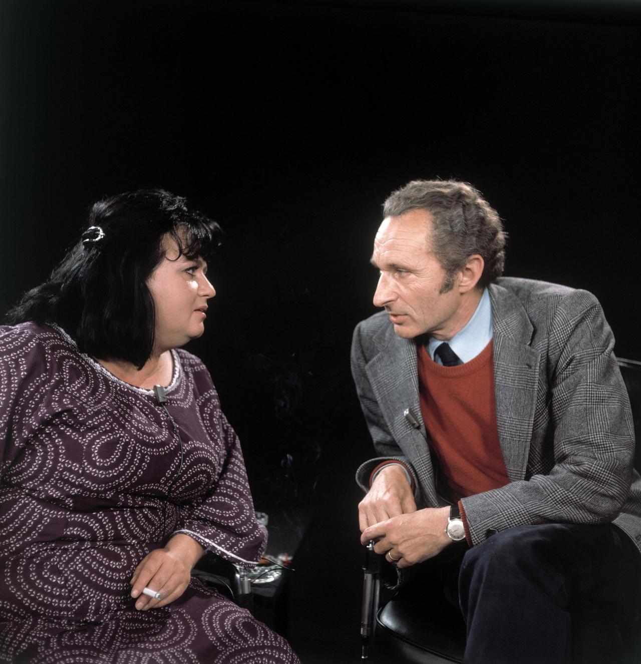 Walter Höllerer und die Komikerin Trude Herr diskutieren in der ZDF-Sendung Literarisches Colloquium über das Thema: "Aber Witz"