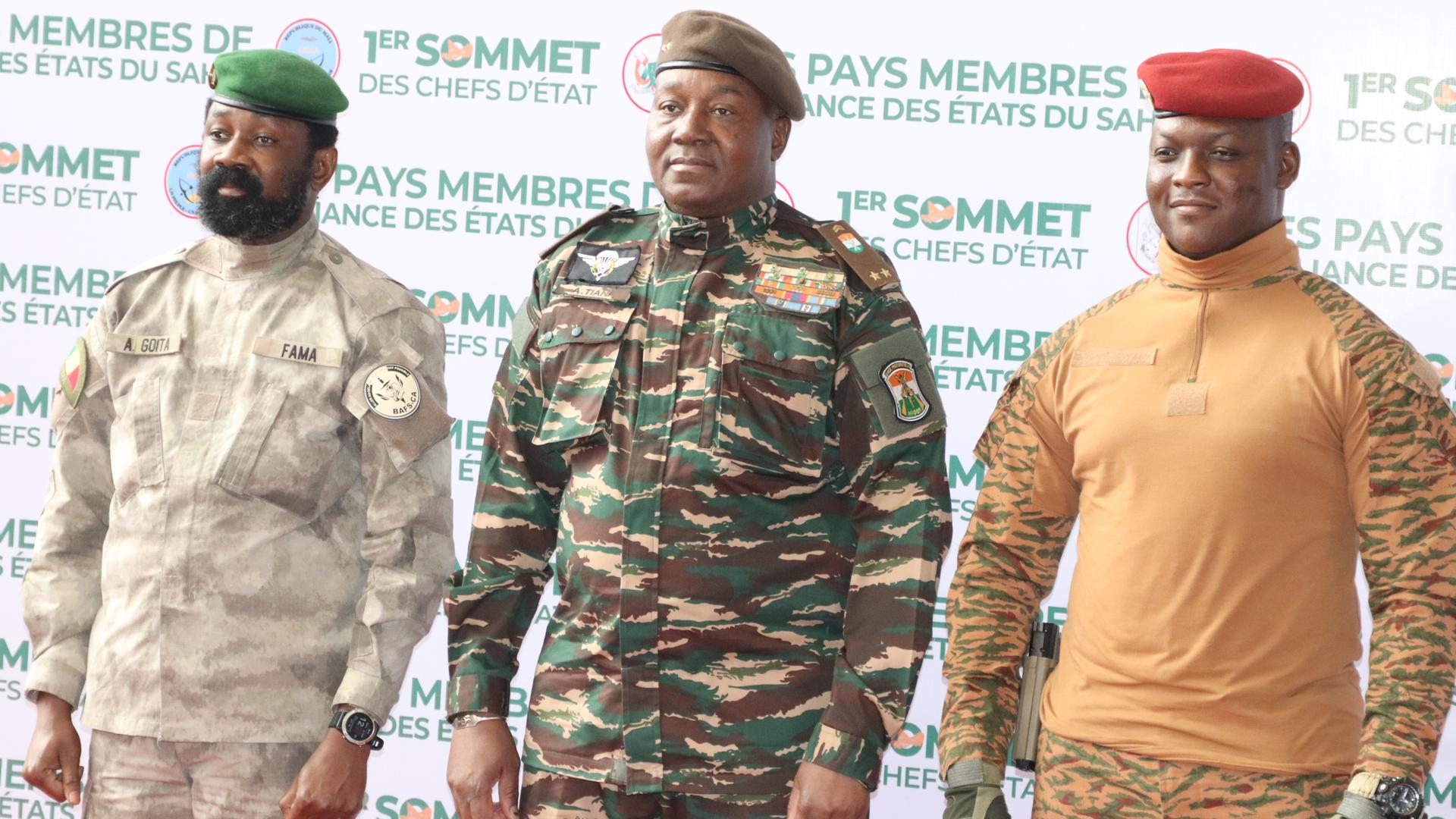 Oberst Assimi Goïta (l-r), Übergangspräsident von Mali, Brigadegeneral Abdourahamane Tiani, Übergangspräsident in Niger, und Hauptmann Ibrahim Traoré, Übergangspräsident von Burkina Faso, nehmen an dem ersten Gipfel der von ihnen gegründeten Konföderation Allianz der Sahel-Staaten (AES) teil.