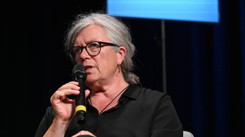 Rechtsanwältin Christina Clemm, Rechtsanwältin für Straf-und Familienrecht in Berlin. sitzt auf einer Bühne und spricht in ein Mikrofon. Rechtsanwältin Christina Clemm, Rechtsanwältin für Straf-und Familienrecht in Berlin. sitzt auf einer Bühne und spricht in ein Mikrofon.