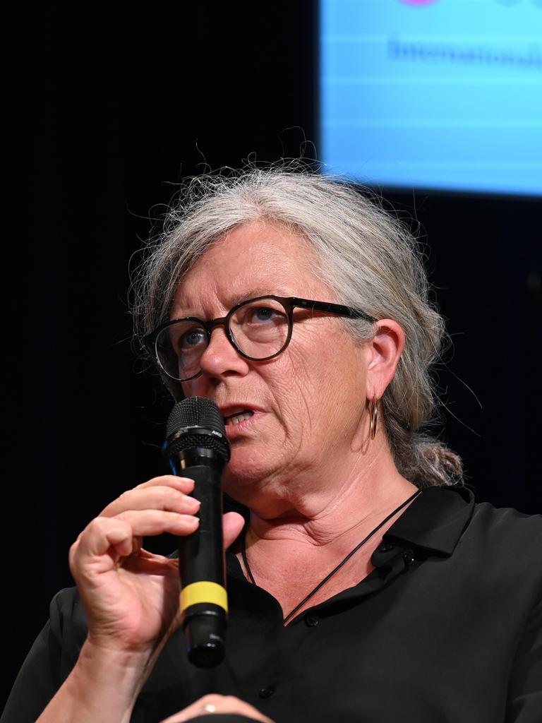Rechtsanwältin Christina Clemm, Rechtsanwältin für Straf-und Familienrecht in Berlin. sitzt auf einer Bühne und spricht in ein Mikrofon. 