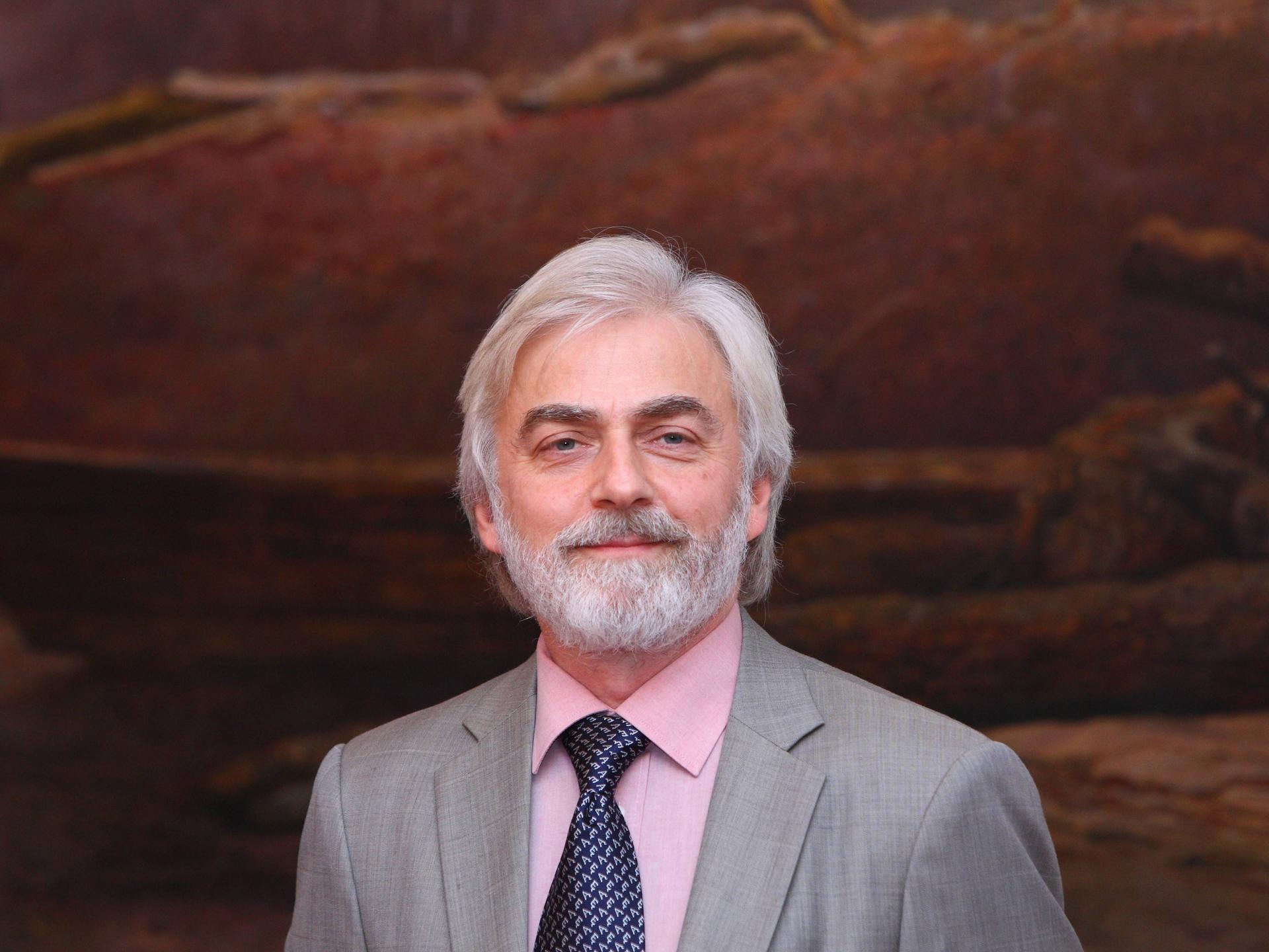 Wir sehen den Pianisten Krystian Zimerman wie er freundlich in die Kamera lächelt