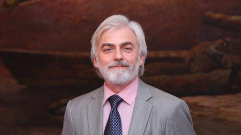 Wir sehen den Pianisten Krystian Zimerman wie er freundlich in die Kamera lächelt