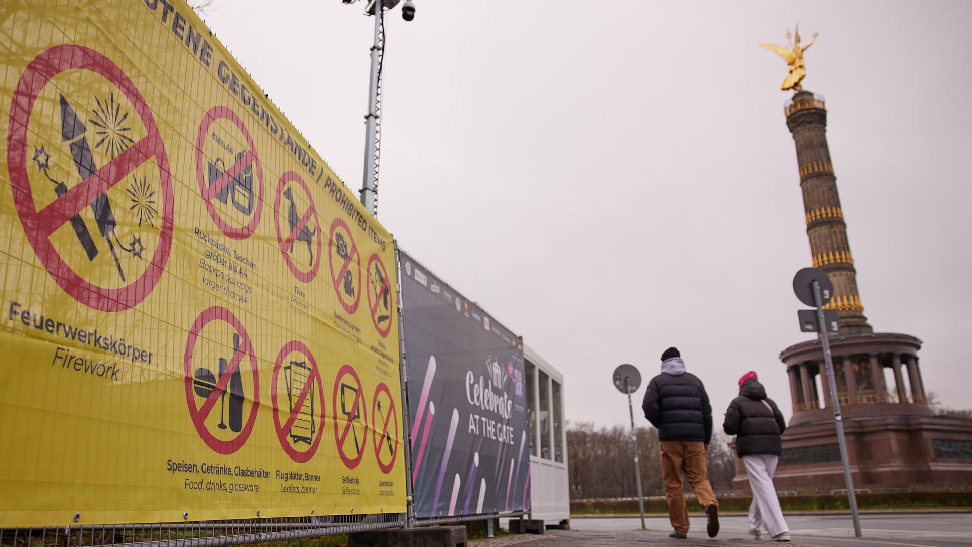 Ein Schild, das auf das Verbot von Feuerwerkskörpern hinweist, ist in Sichtweite der Siegessäule angebracht.