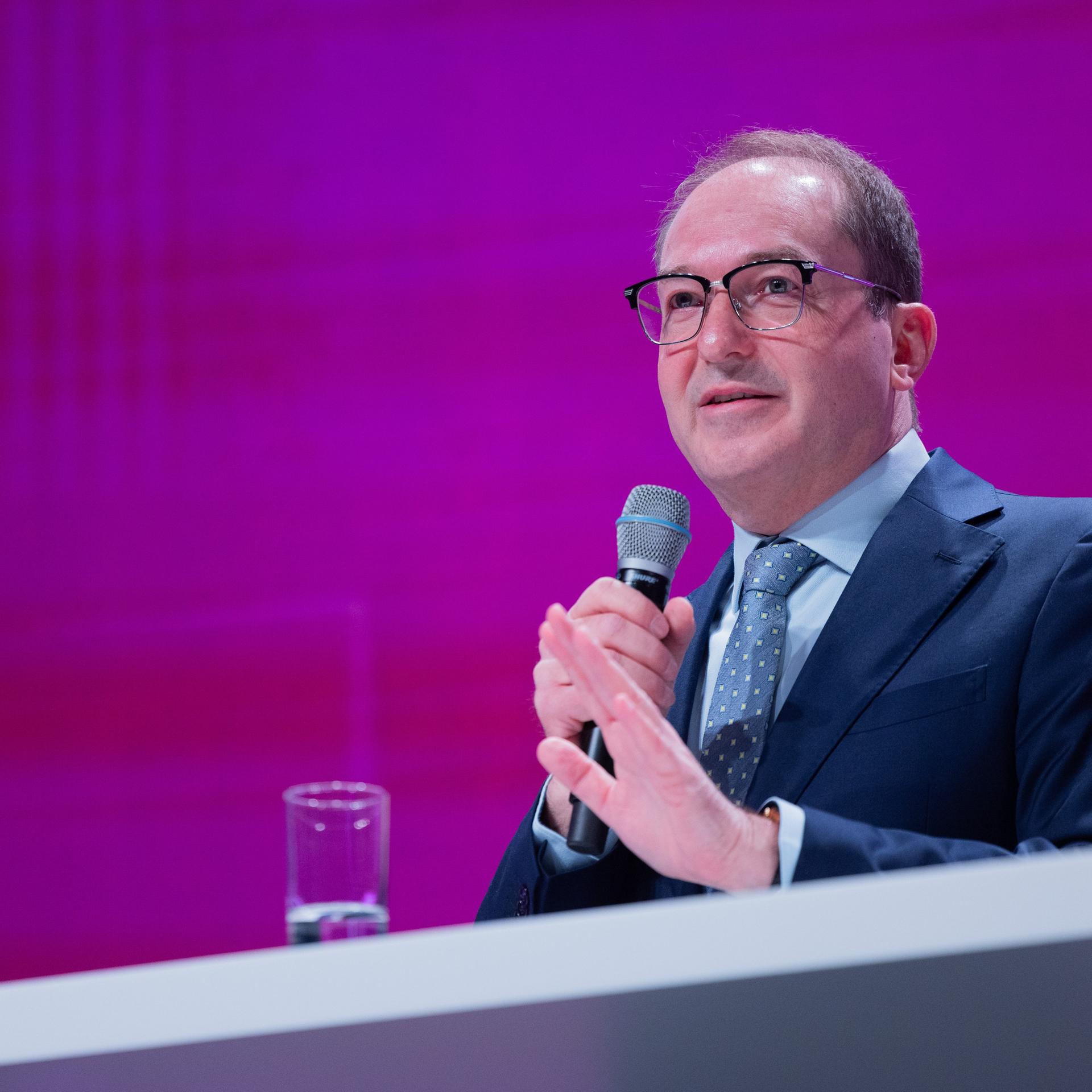 Bundesinnenminister Alexander Dobrindt (CSU) spricht bei der 67. Jahrestagung des Beamtenbundes dbb in der Kölnmesse.
