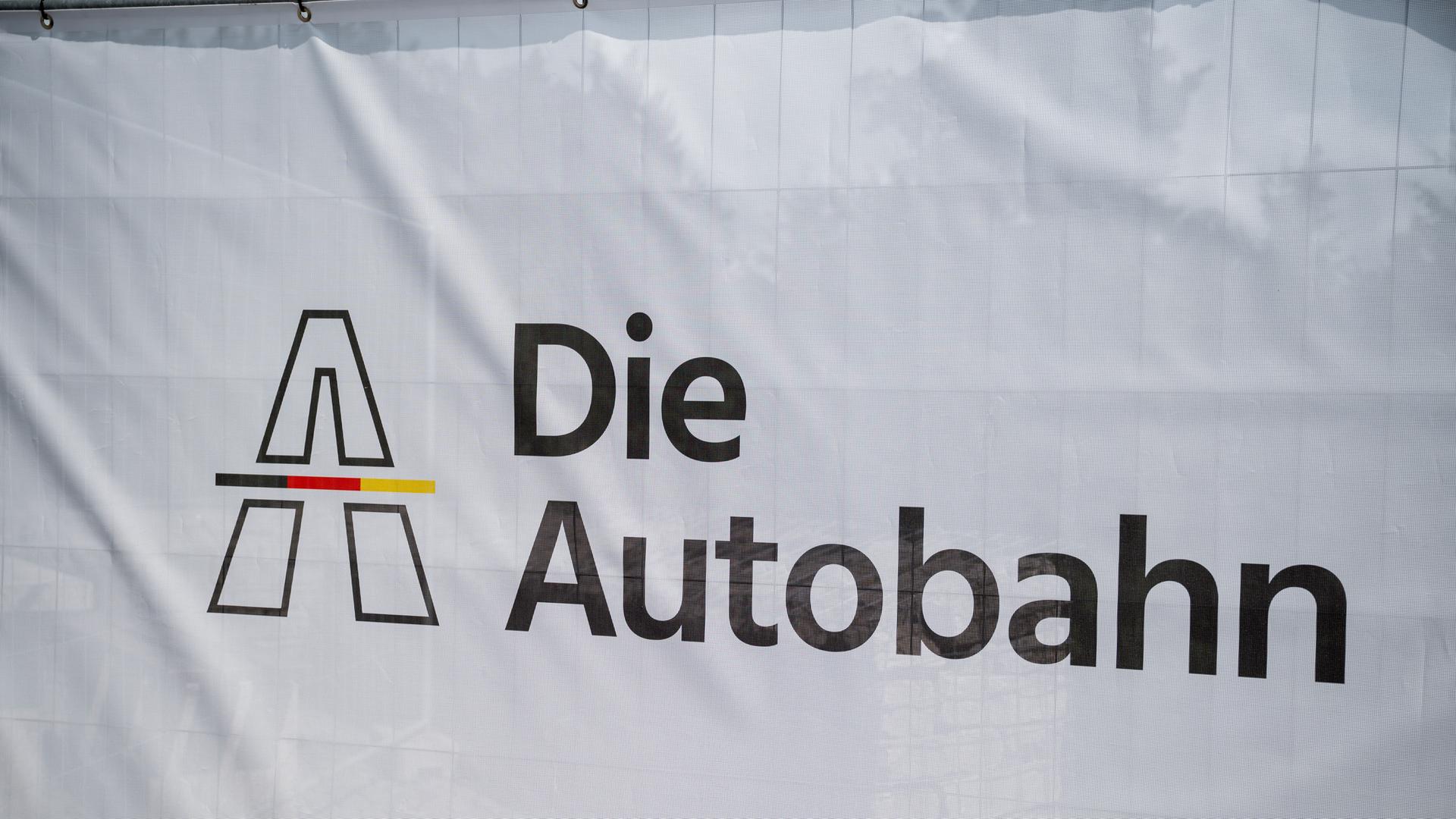 Das Logo der bundeseigenen Autobahn GmbH auf einer Plane Das Logo der bundeseigenen Autobahn GmbH auf einer Plane