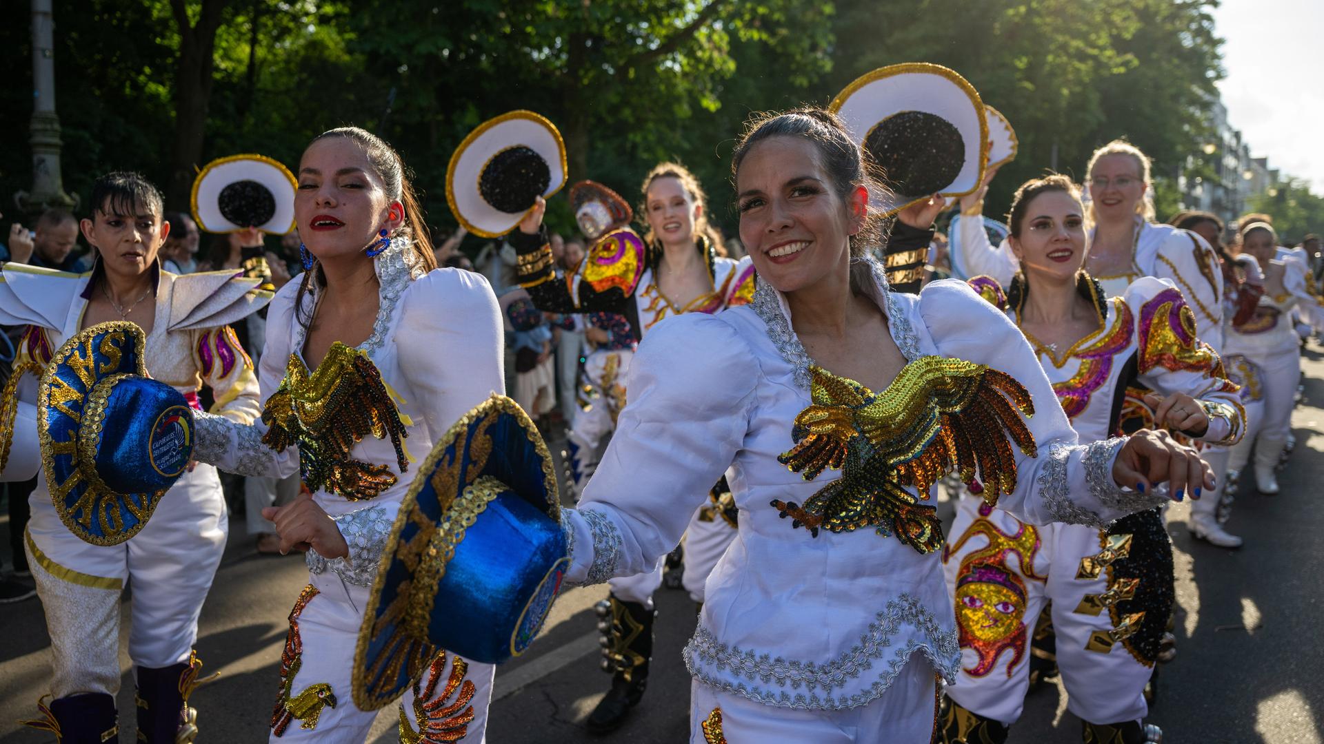 Das Bild zeigt Mitglieder einer Gruppe, die beim Karneval der Kulturen Berlin mitgeht. 