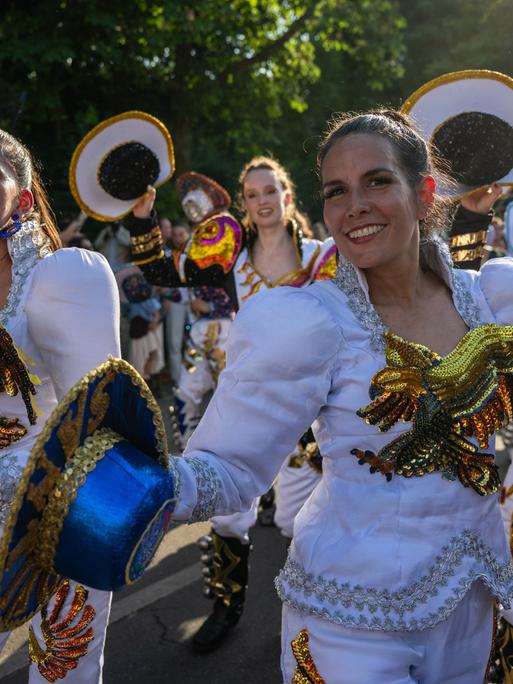 Das Bild zeigt Mitglieder einer Gruppe, die beim Karneval der Kulturen Berlin mitgeht. 