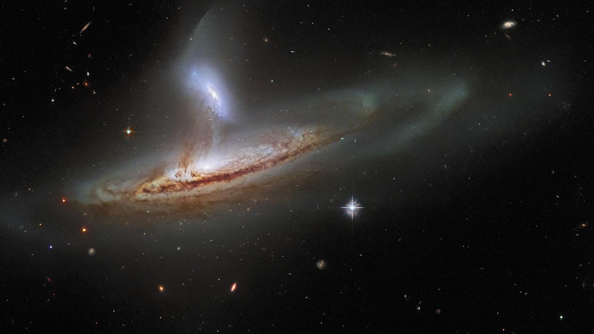 Das Universum wie gemalt: Das Objekt Arp 282 – und viele weiteren Galaxien im Hintergrund