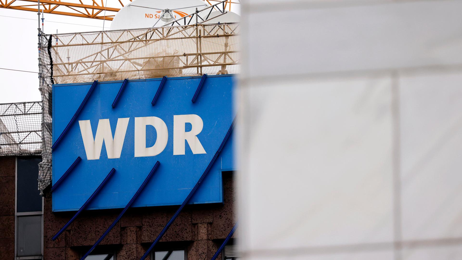  Im Bild der WDR-Schriftzug am WDR-Gebäude in Köln.