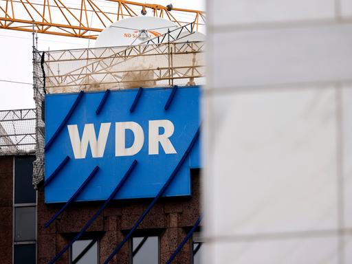  Im Bild der WDR-Schriftzug am WDR-Gebäude in Köln.