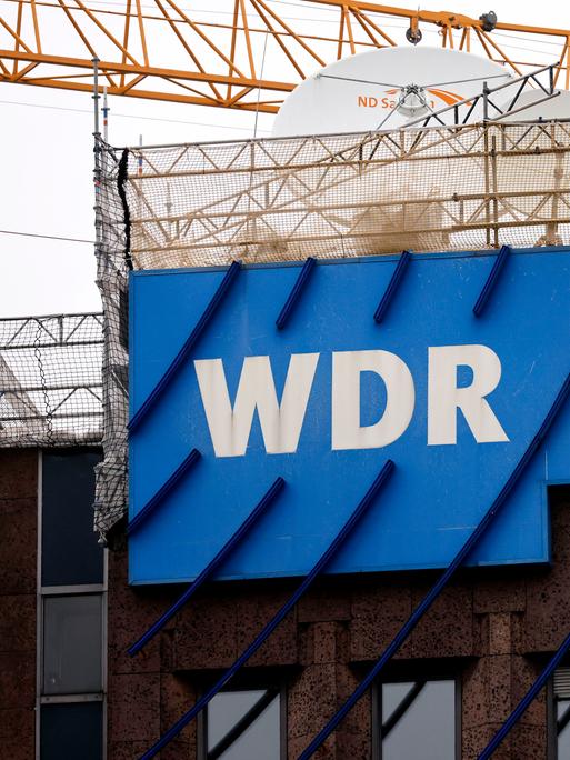  Im Bild der WDR-Schriftzug am WDR-Gebäude in Köln.