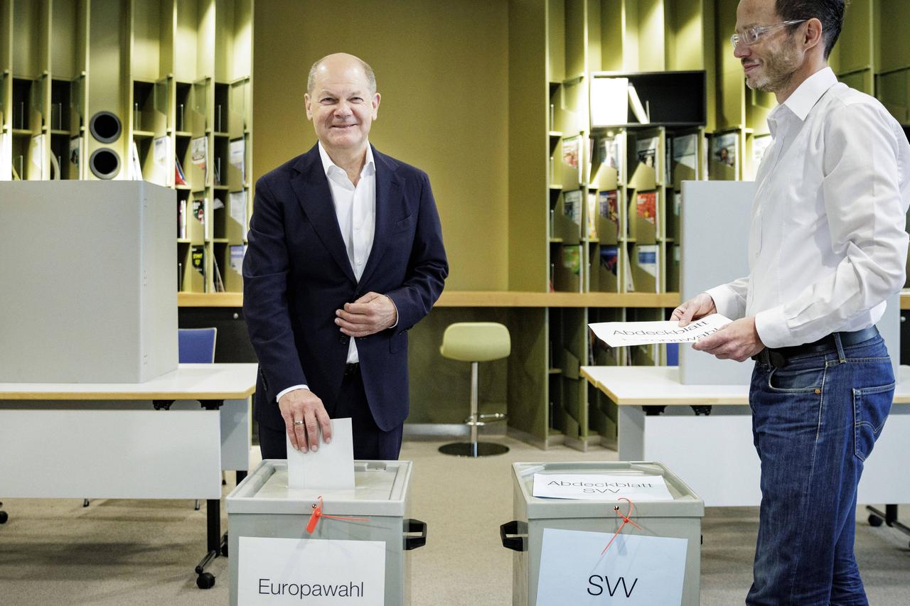 Bundeskanzler Olaf Scholz (SPD) gibt seine Stimme zur Europawahl und zur Wahl der Stadtverordnetenversammlung der Landeshauptstadt Potsdam in einem Wahllokal in Potsdam ab. 