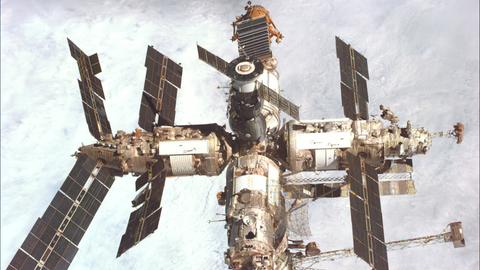 Die Raumstation Mir im Erdorbit, aufgenommen aus dem All.