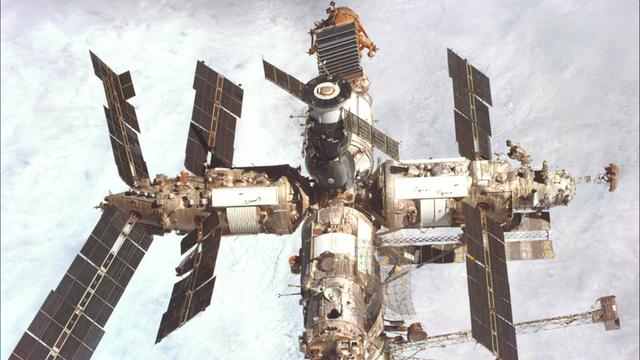 Die Raumstation Mir im Erdorbit, aufgenommen aus dem All.