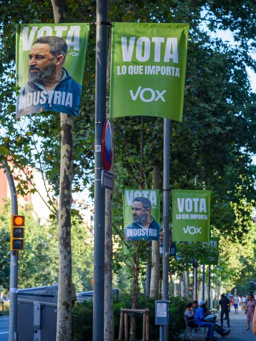 In Barcelona (Spanien) hängen an Laternen in einer Straße Wahlplakate der nationalkonservativen, rechtspopulistischen und europaskeptischen Partei Vox.
