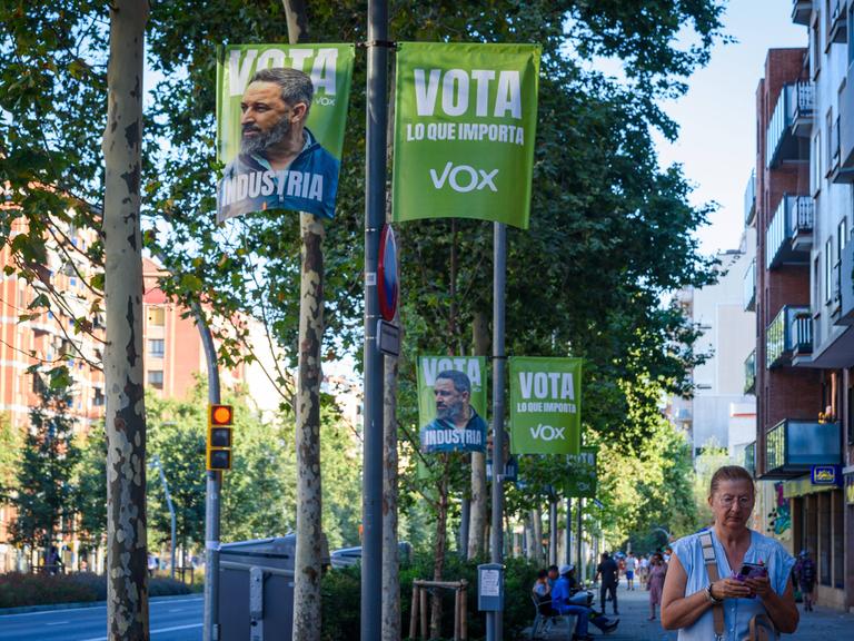 In Barcelona (Spanien) hängen an Laternen in einer Straße Wahlplakate der nationalkonservativen, rechtspopulistischen und europaskeptischen Partei Vox.