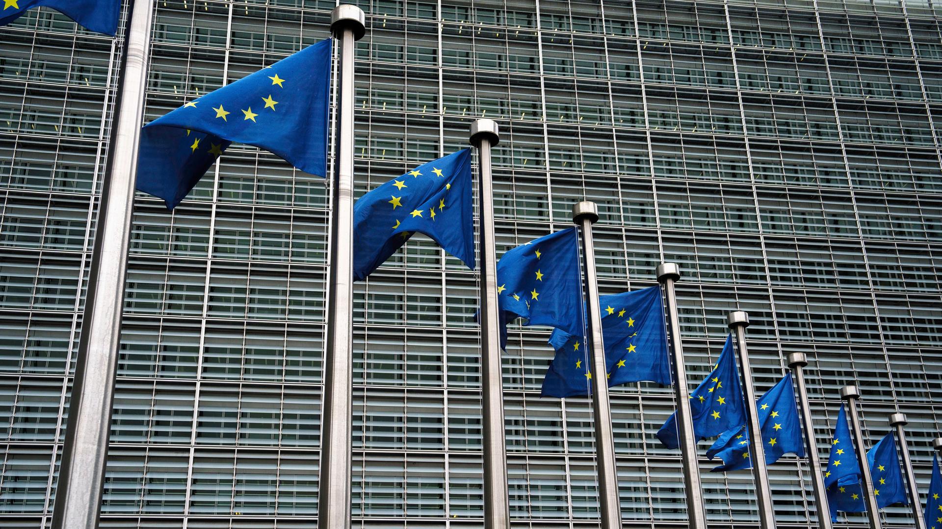 Zu sehen sind Europafahnen vor dem Gebäude der EU-Kommission in Brüssel.