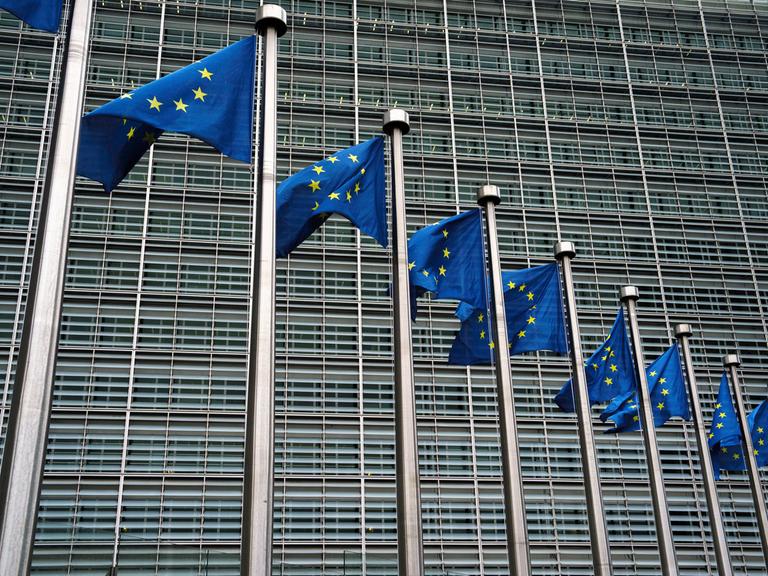 Europafahnen vor dem Gebäude der EU-Kommission in Brüssel. 
