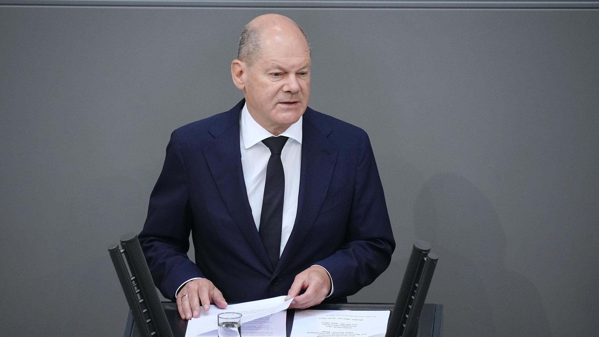 Berlin: Bundeskanzler Olaf Scholz (SPD) gibt im Plenum des Bundestags eine Regierungserklärung zum bevorstehenden EU-Rat ab.