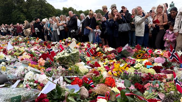 Nach dem Tod von König Harald V. haben sich zahlreiche Menschen vor dem Königlichen Schloss Oslo versammelt, um zu trauern und Blumen abzulegen.  Foto: Julia Wäschenbach/dpa +++ dpa-Bildfunk +++
