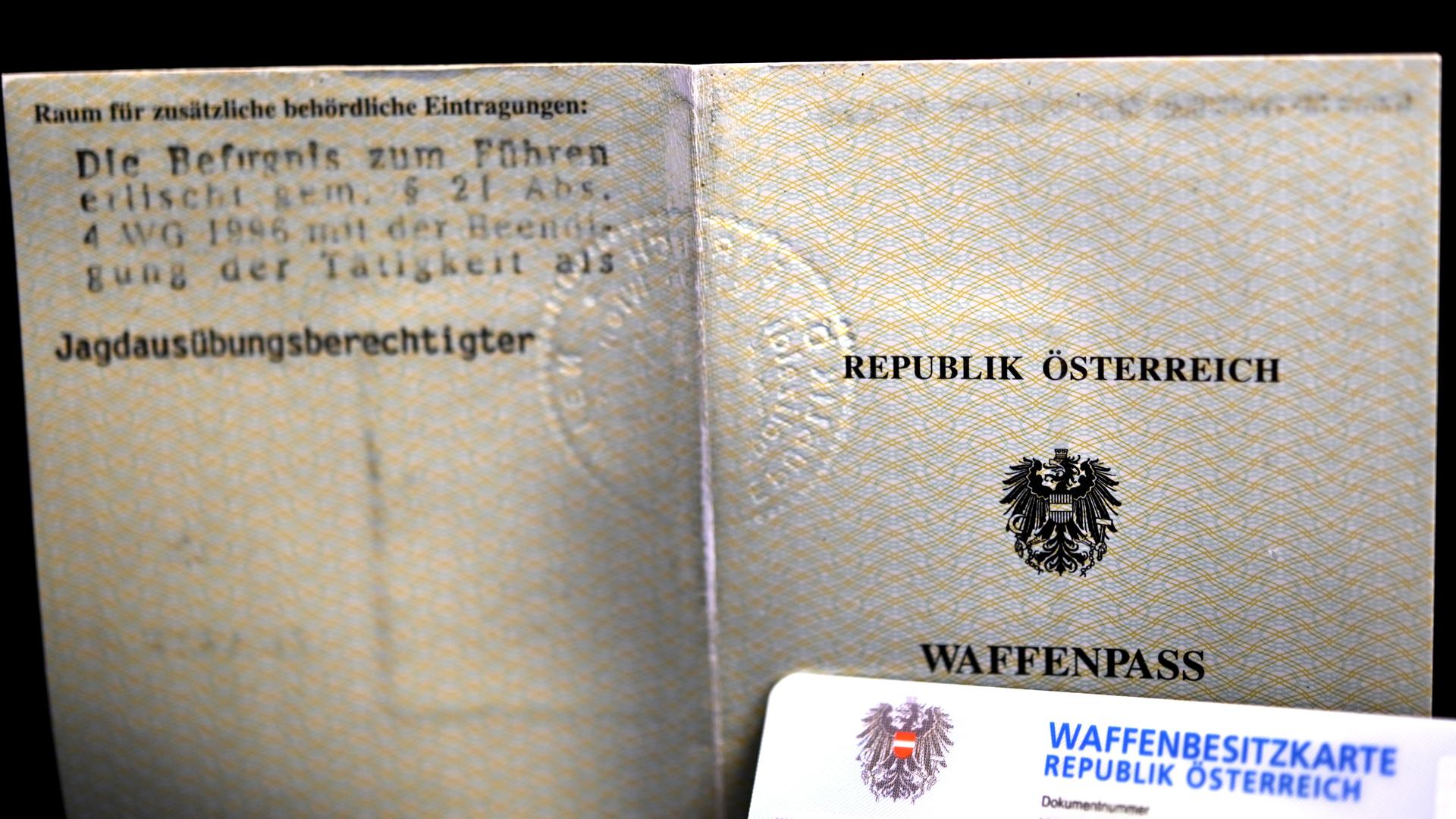Österreichischer Waffenpass (grau) und Waffenbesitzkarte (weiß).