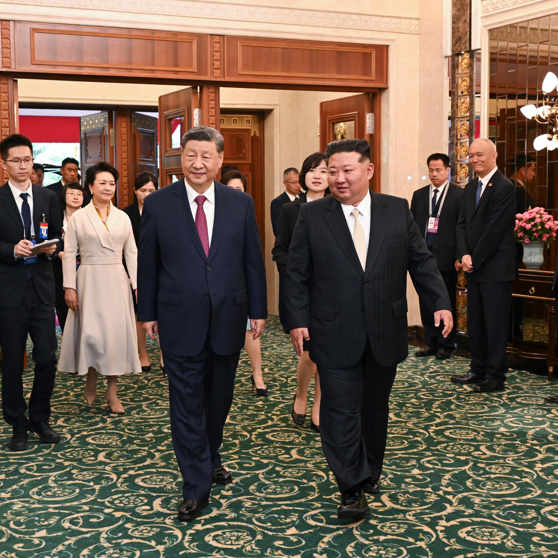 Xi zu Besuch in Pjöngjang - Beziehungen zwischen C
