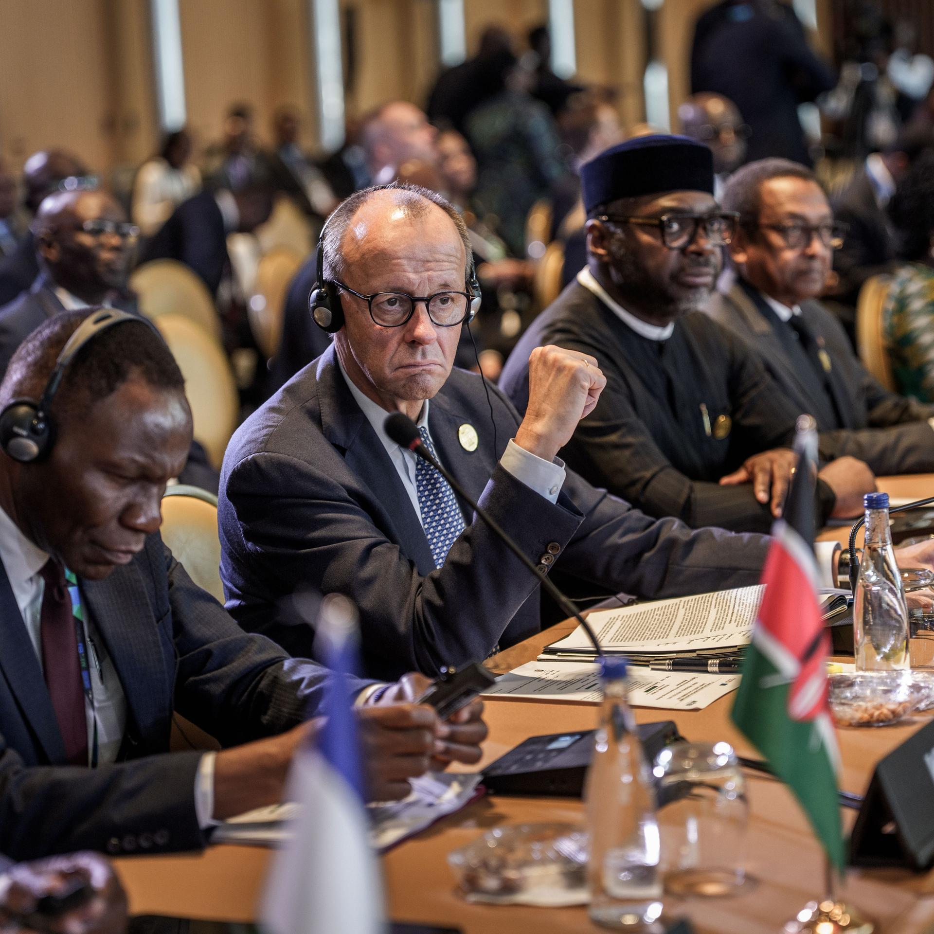 Bundeskanzler Friedrich Merz nimmt am EU-Afrika-Gipfel teil. Neben ihm sitzen andere Personen.