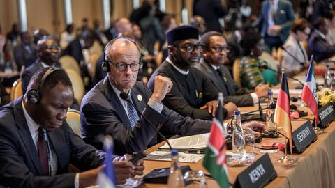 Bundeskanzler Friedrich Merz nimmt am EU-Afrika-Gipfel teil. Neben ihm sitzen andere Personen.